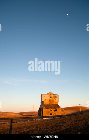 Eine alte landwirtschaftliche Struktur steht noch während die Sonne untergeht Stockfoto