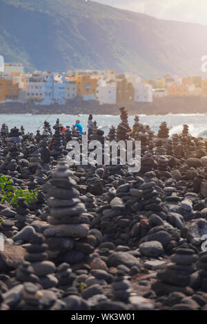 Steine übereinander gestapelt auf Teneriffa Stockfoto