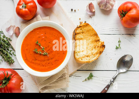 Tomatensuppe mit gegrillten Käse Sandwich, Ansicht von oben, kopieren. Hausgemachten Tomatensuppe mit Thymian. Stockfoto