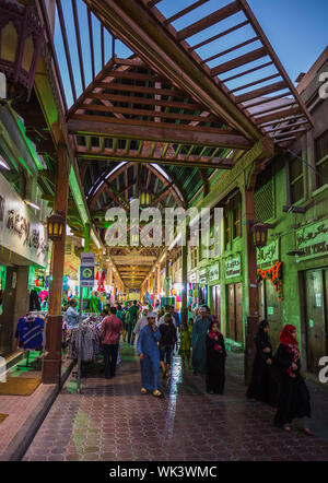 DUBAI, VAE - 7. NOVEMBER: Street Market in Dubai Deira am 7. November 2013 in Dubai, VAE. Größter Markt in der Altstadt von Dubai, VAE Stockfoto