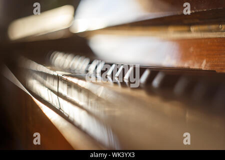 Seitenansicht des piano Keyboard mit geringer Tiefenschärfe. Stockfoto