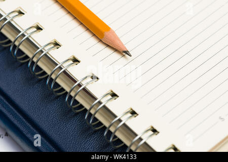 Notebooks und Bleistift auf dem Schreibtisch Stockfoto