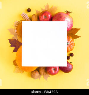 Gelbe Herbstliche Blätter, Früchte und Gemüse Flach, kopieren. Kreative saisonale Herbst Layout, Thanksgiving, Rosch Haschanah urlaub Konzept. Stockfoto