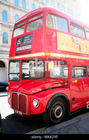 LONDON, Großbritannien - 16 April 2014: Einige der ursprünglichen alten Routemaster Doppeldeckerbusse sind noch in Betrieb ist. Stockfoto