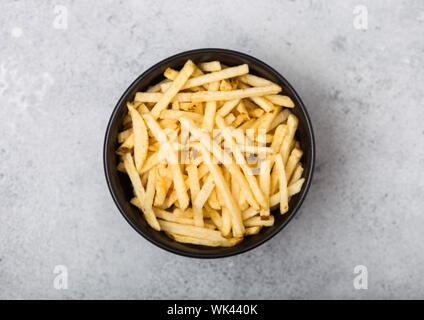 Salz und Essig Kartoffelstifte in Weiß Schüssel, classic Snack auf leichte Küche Tisch. Ansicht von oben Stockfoto