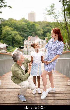 Paar Gefühl glücklich verbringen Wochenende mit Kind Stockfoto