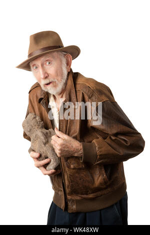 Abenteurer oder Archäologe in braune Lederjacke mit gestohlenen idol Stockfoto