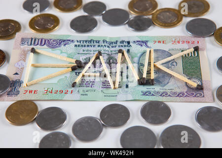 Bank aus Streichhölzern mit indischen Währungen Stockfoto