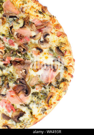 Die Hälfte der frisch gebackene Pizza mit essbaren Pilze, Speck, Käse und Spinat Soße isoliert auf weißem Hintergrund Stockfoto