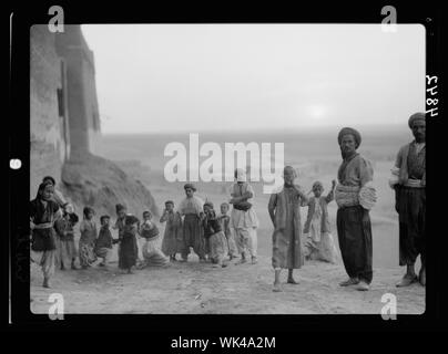 Irak. Arbela. (Erbil). Zentrum von Ishtar Kult in assyrischer Zeit, 2200 v. Chr. eine Wüste Sonnenuntergang. Eine Gruppe von Männern und Jungen in der Dämmerung Stockfoto