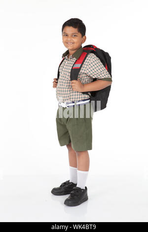 Schuljunge stehend mit Rucksack Stockfoto