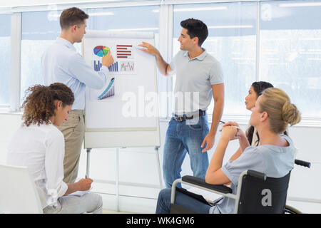 Casual Geschäftsmänner, die Präsentation an die Kolleginnen und Kollegen im Büro Stockfoto