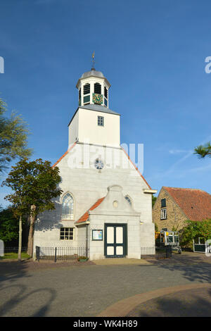 De Koog, Texel / Niederlande: Gebäude der kleinen evangelischen Kirche namens 'Hervormde Kerkchurch' auf der Insel Texel. Stockfoto