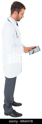 Hübscher junger Arzt mit Tablet-PC auf weißem Hintergrund Stockfoto