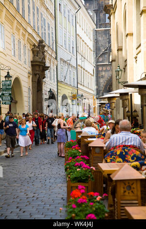 Sidewalk Cafe entlang eines gepflasterten Straße in Prag in der Tschechischen Republik. Stockfoto