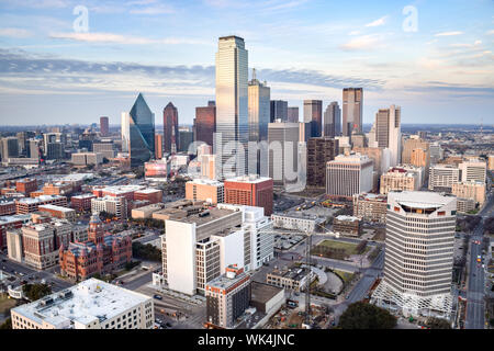 Luftbild der Innenstadt von Dallas an einem Sommerabend - Dallas, Texas, USA Stockfoto