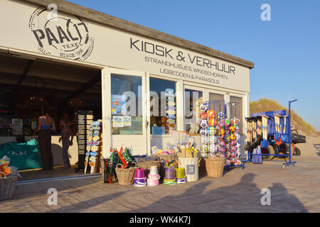 Texel/North Holland - August 2019: Kiosk am Strand "Paal 17' verkaufen, Eis, Getränke, Snacks und Souvenirs und Spielzeug auf der Insel Texel. Stockfoto