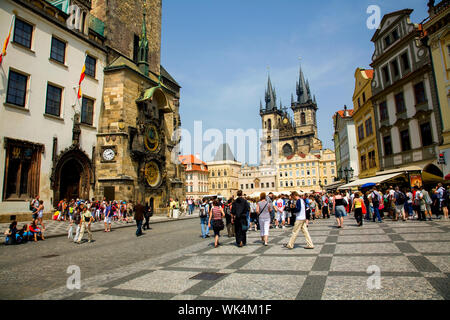 Eingabe der Altstädter Ring (Staromestske Namesti) mit der Astronomischen Uhr auf der linken Seite und Tynsky Chram direkt vor Ihnen. In Prag in der Tschechischen Republik. Stockfoto