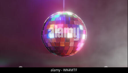Discoball bunt mit Glow onn verrauchten dunklen Hintergrund. Haben eine schöne Party! Stockfoto