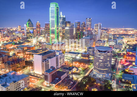 Luftbild der Innenstadt von Dallas in der Dämmerung - Dallas, Texas, USA Stockfoto