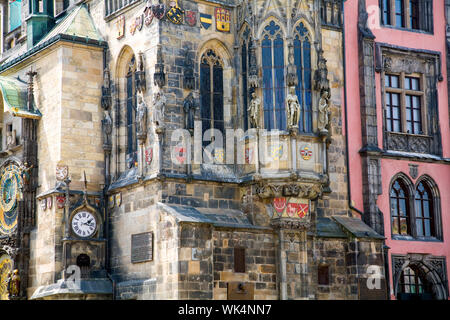 Das Alte Rathaus mit der astronomischen Uhr, die Links in den Altstädter Ring (Staromestske Namesti) in Prag in der Tschechischen Republik. Stockfoto