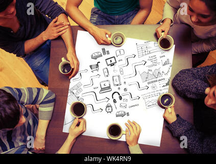 Das zusammengesetzte Bild im Brainstorming Grafik Seite mit Leuten um den Tisch sitzen, Kaffee trinken Stockfoto
