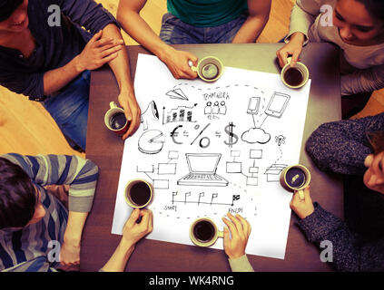 Das zusammengesetzte Bild im Brainstorming Grafik Seite mit Leuten um den Tisch sitzen, Kaffee trinken Stockfoto