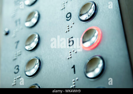 Nahaufnahme von Aufzug Tastatur mit leuchtenden Knopf Stockfoto