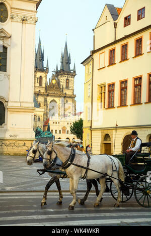 Kutsche mit der Türme der Tyn Kirche im Hintergrund. In Prag in der Tschechischen Republik. Stockfoto
