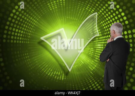 Das zusammengesetzte Bild von Häkchen mit Geschäftsmann gegen grüne Pixel Spirale suchen Stockfoto
