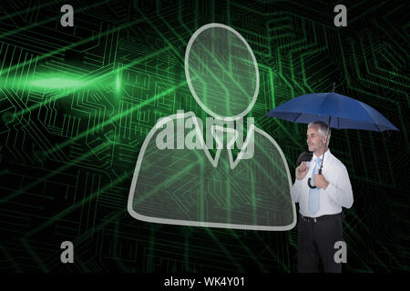 Das zusammengesetzte Bild im Geschäftsmann mit Geschäftsmann holding Regenschirm gegen grüne und schwarze Platine Stockfoto
