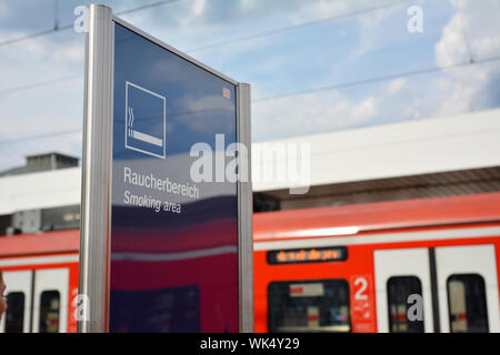 Mannheim, Deutschland - Juli 2019: Raucherbereich für zigarettenraucher an deutschen Bahnhof zum Schutz von Nichtrauchern Stockfoto