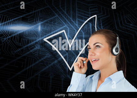Das zusammengesetzte Bild von Häkchen und center Arbeitnehmer gegen futuristischen schwarzen und blauen Hintergrund Anruf Stockfoto