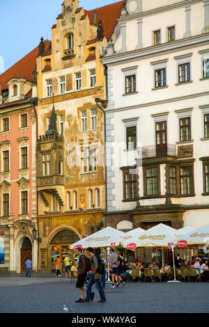 Outdoor Cafe in der Altstädter Ring (Staromestske Namesti). In Prag in der Tschechischen Republik. Stockfoto