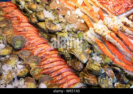 Verschiedene Meeresfrüchte auf Verkauf in einem norwegischen Fish shop Stockfoto