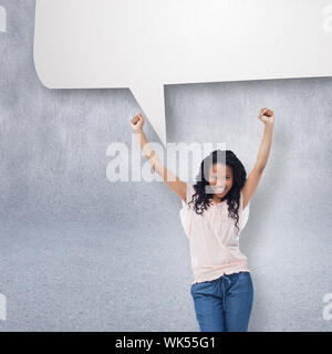 Eine junge Frau mit Sprechblase gegen graue Wand Stockfoto