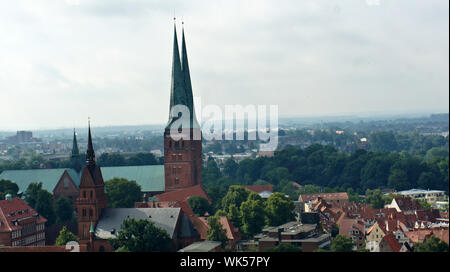 Lübeck, Deutschland - 07/26/2015 - Blick von Oben auf die Kirche in der Altstadt, schöne Architektur Stockfoto