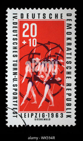 Stempel ausgestellt in Deutschland - Demokratische Republik (DDR) zeigt, Gymnastik, Sport Turnier in Leipzig, ca. 1963. Stockfoto