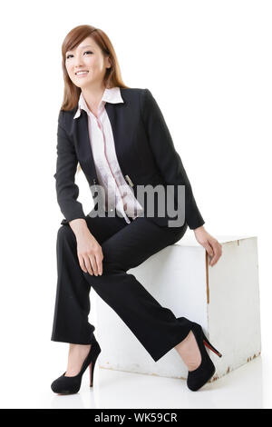 Asian Business Frau sitzen, in voller Länge Porträt auf Weiß. Stockfoto