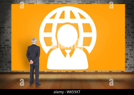 Das zusammengesetzte Bild der Rückseite der Reifen Geschäftsmann gegen orange Karte posing Stockfoto