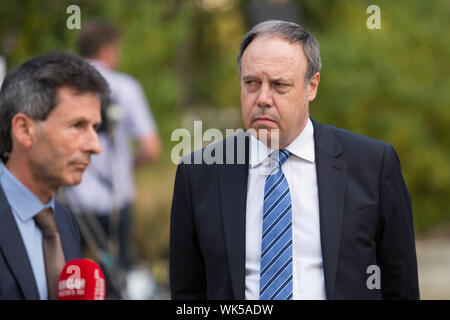 Westminster, London, Großbritannien. 3. Sep 2019. Der stellvertretende Chef der DUP Nigel Dodds über außerhalb des Parlaments am College Green interviewt zu werden. Penelope Barritt/Alamy leben Nachrichten Stockfoto