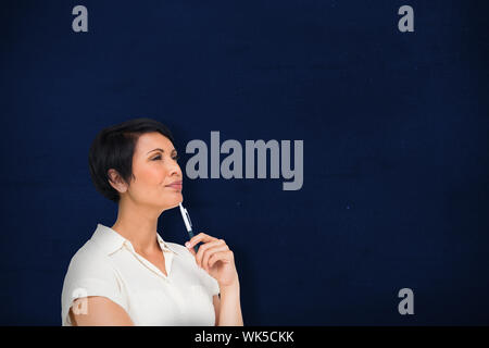 Das zusammengesetzte Bild von nachdenklich Geschäftsfrau gegen Marine Blau Stockfoto