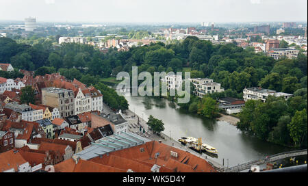 Lübeck, Deutschland - 07. 26. 2015 - Luftbild der Altstadt, schöne Architektur und Fluss, sonnigen Tag Stockfoto