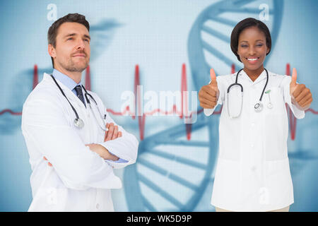 Das zusammengesetzte Bild im medizinischen Team gegen den blauen medizinischen Hintergrund mit dna und EKG Stockfoto