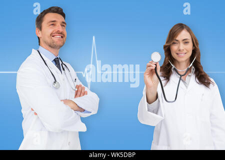 Das zusammengesetzte Bild im medizinischen Team gegen medizinischen Hintergrund mit blauen EKG-Linie Stockfoto