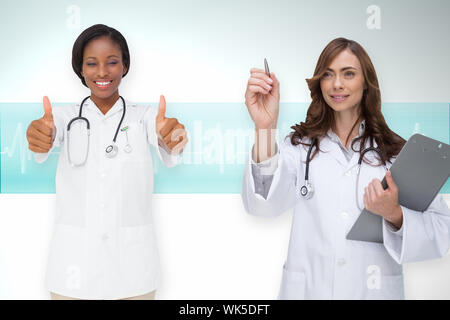 Das zusammengesetzte Bild im medizinischen Team gegen EKG-Linie in Blau und Weiß Stockfoto