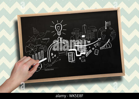 Das zusammengesetzte Bild von Hand zeichnen Geistesblitz mit Kreide auf Tafel mit Holzrahmen Stockfoto