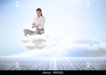 Verärgert, Geschäftsfrau, Sitzen mit Waffen gegen schönen blauen Himmel mit Wolken gekreuzt Stockfoto