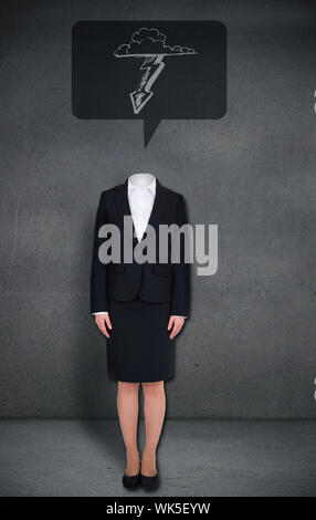 Das zusammengesetzte Bild von headless Geschäftsfrau mit Blitz in Sprechblase in grauen Raum Stockfoto