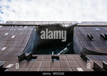 New York City, USA - 20. Juni 2018: Low Angle View von Cooper Square Building in New York. Es wurde von Thom Mayne konzipiert. Es ist eine akademische Zentrum, Stockfoto